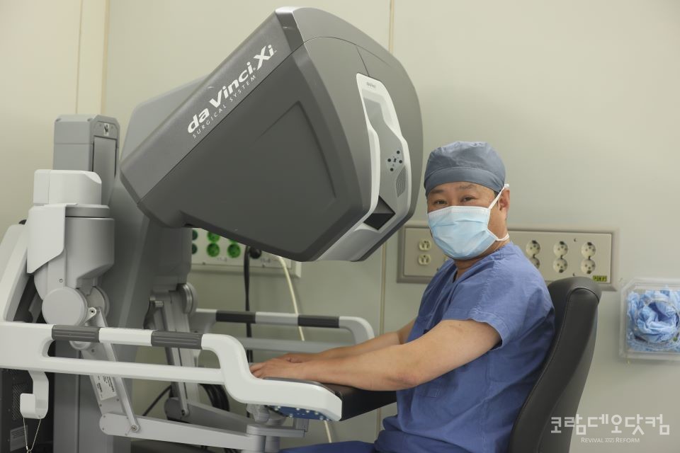 다빈치XI 장비의 로봇팔을 이용한 유두 보존 테크닉으로 집도하는 김구상 교수. 김 교수의 로봇유방암수술 노하우를 배우고 싶은 의료진들이 전국에서 찾아 온다.