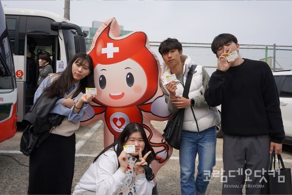 고신대학교, 사랑의 헌혈 캠페인으로 생명나눔 실천 이어가 / 현혈 캠페인에 참여한 고신대 학생들