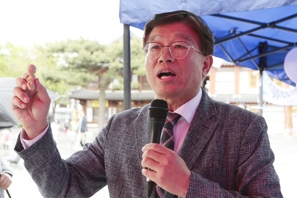 태아 생명에 대해 발언하는 김길수 목사(생명운동연합 대표).