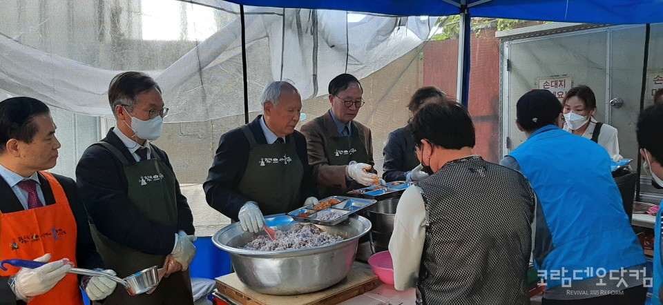 영등포역 주변 어르신들을 위한 점심 배식 봉사