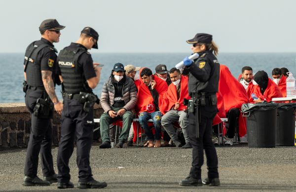 올해 4월 스페인 해안에서 소형 보트에 탄 이주민들이 구조되는 모습 [EPA=연합뉴스]