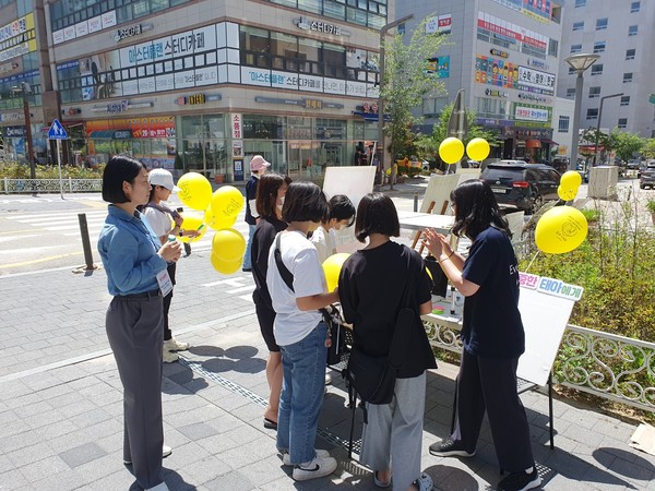 지나가던 청소년들이 발걸음을 멈추고 태아생명 관련 메시지를 듣고 있다.