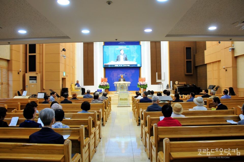 수도서부목사원로회 6월 월례회 예배를 드리고 있다.