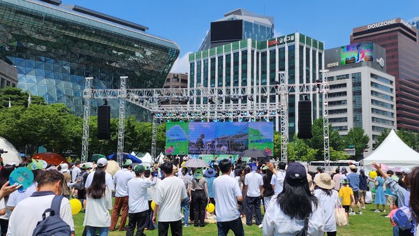 서울 시청 앞 광장 앞에서 열린 어웨이크닝 회복 콘서트! 