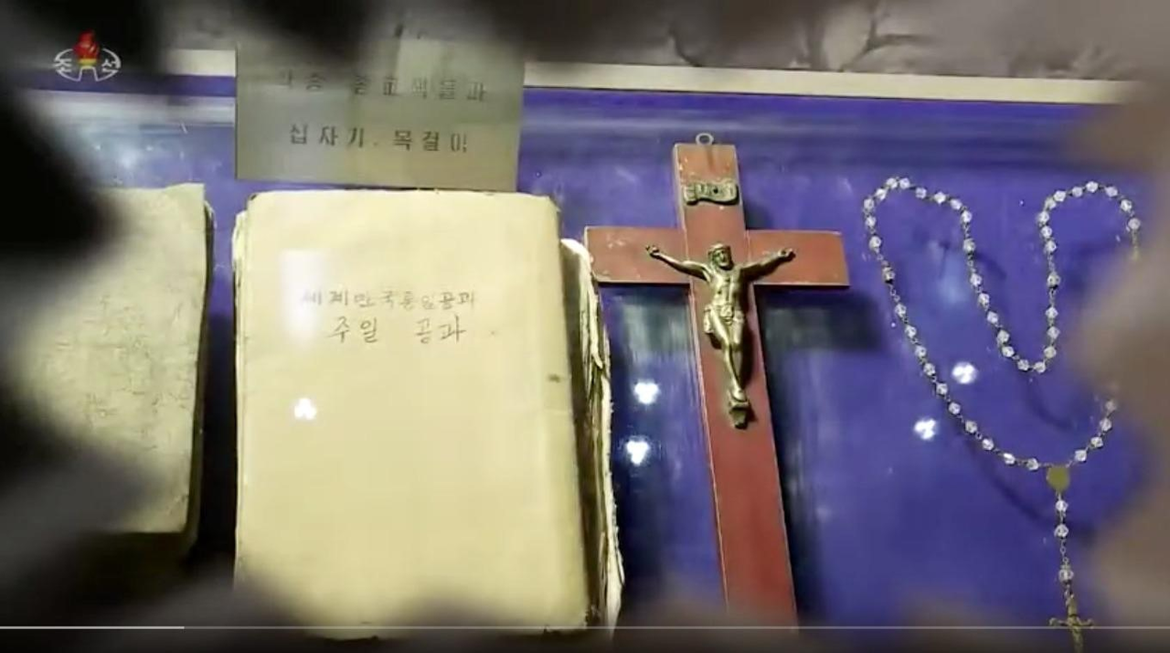 북한에서 인기 있는 한 TV 프로그램의 도입부에 나오는 위 화면처럼, 십자가를 비롯한 기독교 관련 물품들이 북한의 국영 TV에 종종 등장한다. / 순교자의 소리 제공