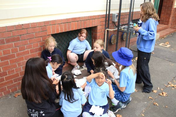 쉬는 시간에 스티커 붙이기 놀이를 하는 호주 에인즐리 초등학교 학생들[촬영 성도현]