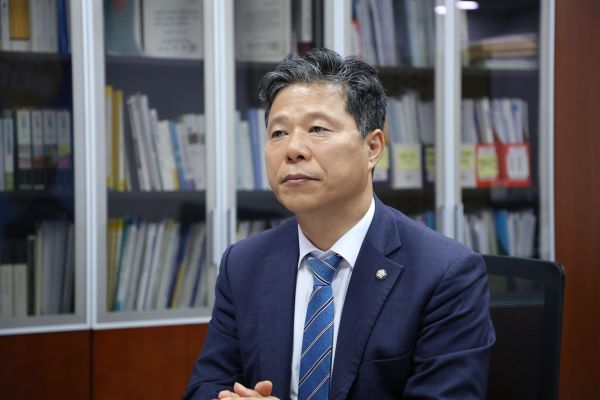 7월 11일 국회의원회관에서 인터뷰 중인 더불어민주당 서영석 의원