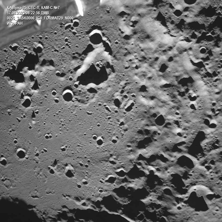 러시아 탐사선이 촬영한 '달의 뒷면'(로이터=연합뉴스) 러시아 달 탐사선 '루나-25'가 17일 촬영한 달 뒷면의 모습. 러시아가 달 탐사에 나선 것은 옛 소련 시절인 지난 1976년 이후 47년 만이다. 2023.08.18