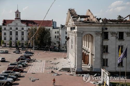 공습으로 파괴된 체르히니우의 극장과 광장[EPA=연합뉴스 자료사진]