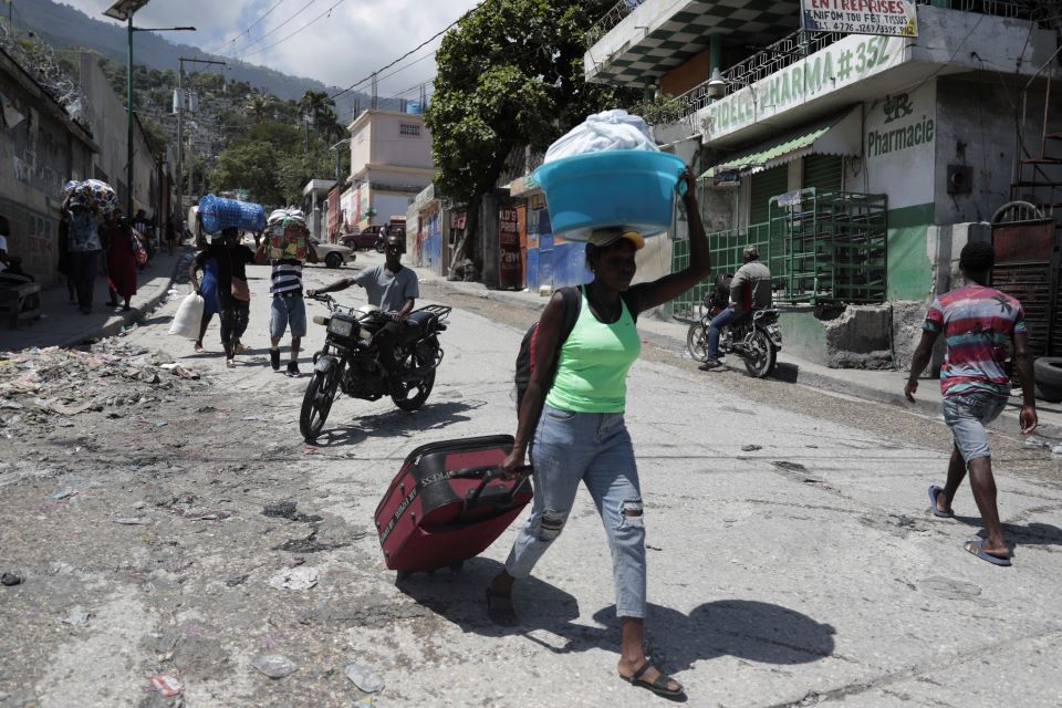 갱단 폭력 피해 집 떠나는 아이티 주민들[포르토프랭스 AP=연합뉴스. 재판매 및 DB 금지]