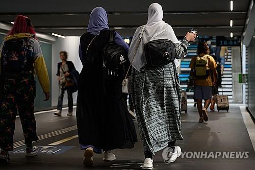 이슬람 드레스인 '아바야'를 착용한 무슬림 여성들[AFP 연합뉴스 자료사진]