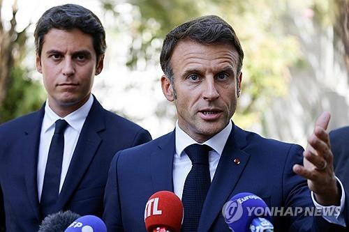 에마뉘엘 마크롱 프랑스 대통령(오른쪽)과 가브리엘 아탈 교육부 장관[AFP 연합뉴스 자료사진]