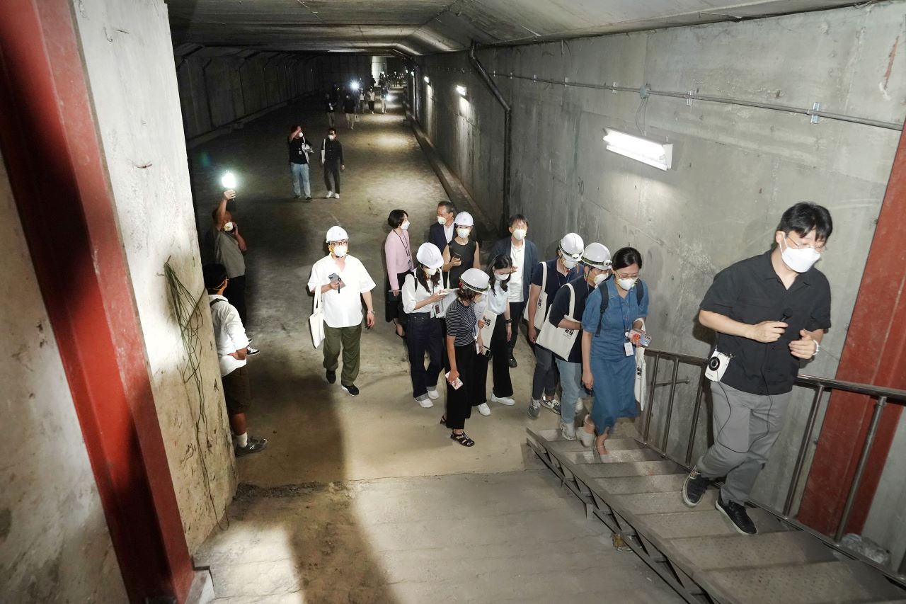 공개된 서울광장 지하공간(서울=연합뉴스) 서울광장 13ｍ 아래에 숨겨져 있던 1천여평의 지하공간이 40년 만에 시민에게 공개된다.시는 이곳을 어떻게 효율적으로 활용할지에 대해 시민의 아이디어를 직접 제안받는다.서울시는 5일 시청역과 을지로입구역 사이의 지하 2층 미개방 공간을 이달 8일부터 23일까지 시민에게 선보인다고 밝혔다. 사진은 5일 취재진에 공개된 지하공간. 2023.9.5 [서울시 제공. 재판매 및 DB 금지]