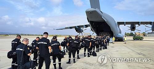 모로코 향하는 스페인 군 긴급구조대(UME)[UME/AFP 연합뉴스, 재판매 및 DB 금지]