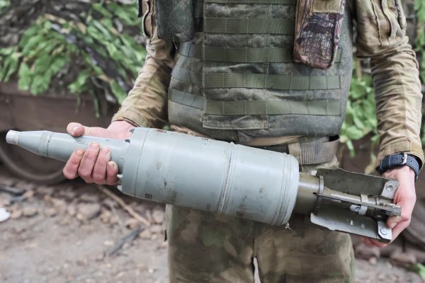 우크라이나 동부전선에서 포탄을 옮기는 러시아군 병사[타스 연합뉴스 자료사진. 재판매 및 DB 금지]