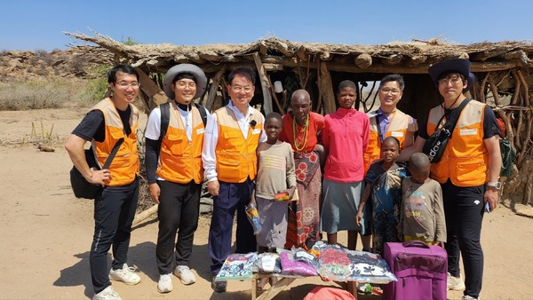 탄자니아 자와디 가족을 만난 박정곤 목사와 고현교회 성도들