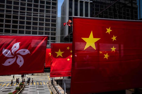 홍콩 거리에 내걸린 중국 국기와 홍콩 깃발[AFP 연합뉴스 자료사진]