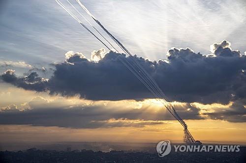 가자지구에서 이스라엘 향해 발사된 로켓포[EPA 연합뉴스]