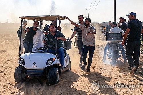 인질로 가자지구에 끌려간 이스라엘 주민[AP 연합뉴스]