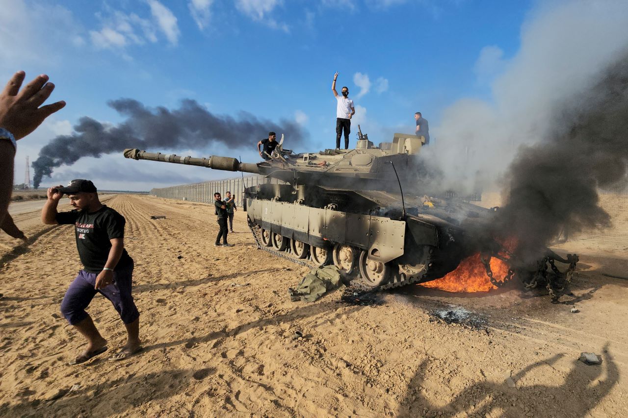 부서진 이스라엘군 탱크 주변서 환호하는 팔레스타인인들(가자지구 AP=연합뉴스) 7일(현지시간) 팔레스타인 칸유니스 인근의 가자지구 경계선에서 팔레스타인 주민들이 파괴된 이스라엘군 탱크 주변에서 몰려들어 환호하고 있다. 2023.10.7