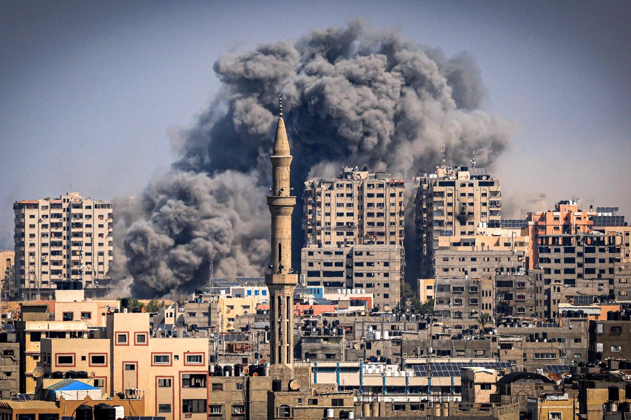 공습으로 가자지구 중심 도시서 치솟는 연기(가자시티 AFP=연합뉴스) 팔레스타인 무장 정파 하마스와 이스라엘의 충돌 엿새째인 12일(현지시간) 가자지구 중심 도시 가자시티에서 이스라엘의 공습으로 연기가 치솟고 있다. 하마스의 기습 공격이 촉발한 전쟁으로 양측에서 2천500명 이상이 숨진 것으로 집계됐다. 2023.10.12