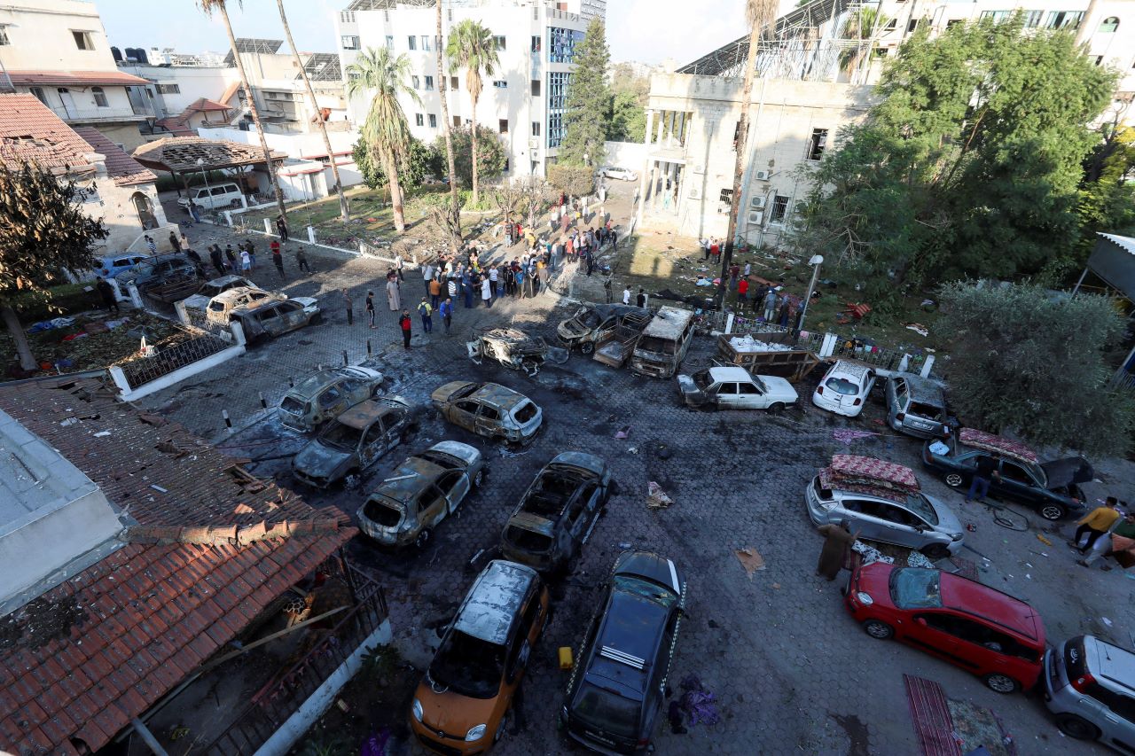 폭발로 대규모 사상자가 발생했다는 가자지구 알아흘리 병원(가자시티 로이터=연합뉴스) 18일(현지시간) 팔레스타인 가자지구 중심도시 가자시티 시내 알아흘리 병원 마당이 폭발로 훼손된 모습. 다만 주변 건물에 대한 피해는 미미한 수준으로 보인다. 2023.10.19