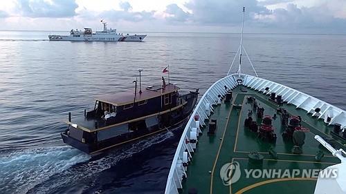 중국 해경선과 필리핀 보급선 충돌[로이터=연합뉴스. 재판매 및 DB 금지