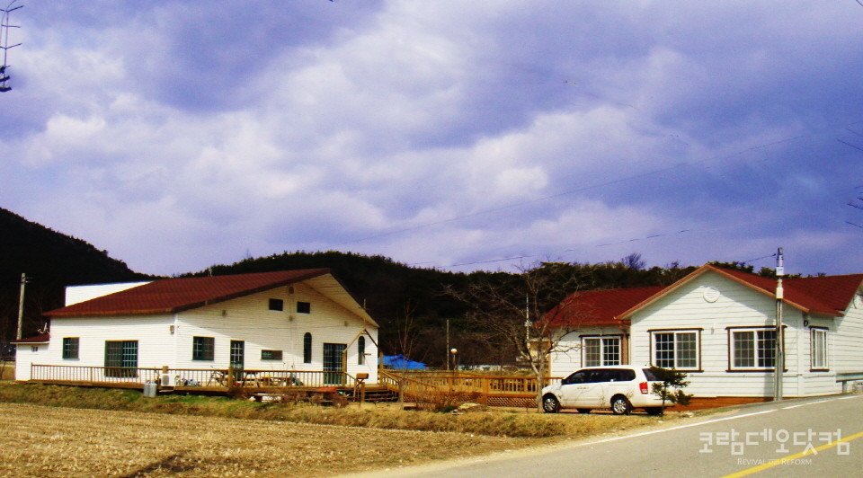 광정교회당  전경, 사진의 왼편이 본당 오른쪽이 교육관이다.