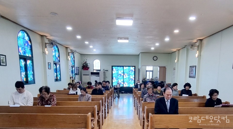 광정교회 교인들이 기도하면서 주일 예배를 준비하고 있다.