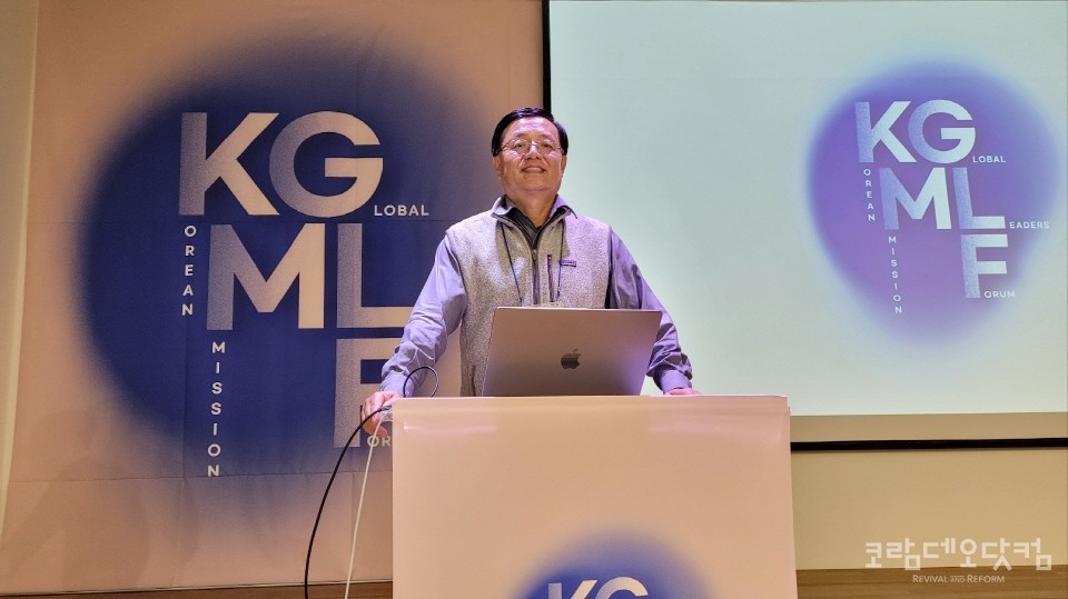 인사하는 KGMLF 김진봉 대표 