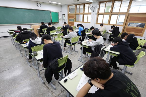 2024학년도 대학수학능력시험을 30일 앞둔 지난달 17일 서울 시내 한 고등학교에서 고3 학생들이 자율 학습하고 있다. [연합뉴스 자료사진. 재판매 및 DB 금지]