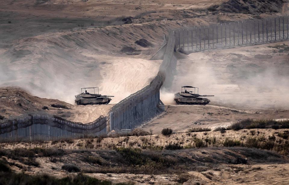 (이스라엘-가자지구 AFP=연합뉴스) 팔레스타인 무장 정파 하마스와 이스라엘 간 교전이 계속되는 가운데 12일(현지시간) 이스라엘군 탱크가 가자지구와의 국경을 지나고 있다. 하마스 소탕을 위해 가자지구에서 지상전을 벌이고 있는 이스라엘군은 그동안 하마스 전초기지 11곳을 장악했다고 전날 밝혔다. 2023.11.13