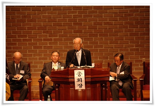 2007년 고신 총회에서  설교하시던 고 이근삼 목사의 모습(코닷DB)
