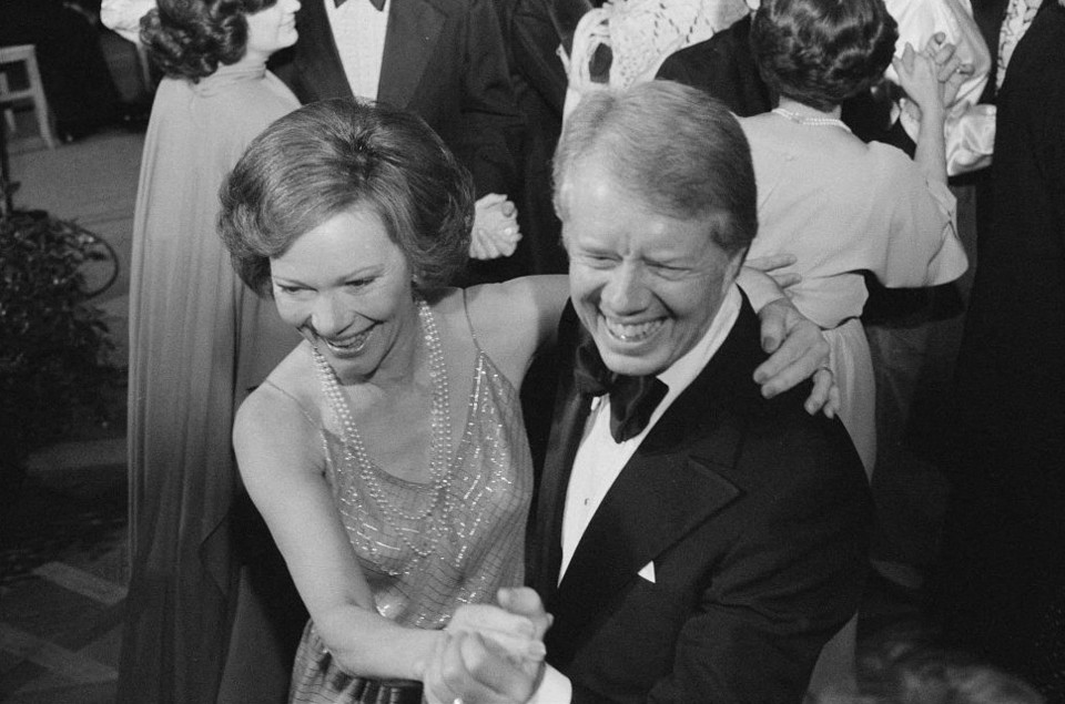 백악관 지미 카터 대통령과 로잘린 카터 여사 (1978.12.13. ) FILE PHOTO: U.S. President Jimmy Carter and first lady Rosalynn Carter dance at a White House Congressional Ball in Washington, December 13, 1978. Library of Congress/Marion S. Trikosko/Handout via REUTERS THIS IMAGE HAS BEEN SUPPLIED BY A THIRD PARTY. IT IS DISTRIBUTED, EXACTLY AS RECEIVED BY REUTERS, AS A SERVICE TO CLIENTS/File Photo