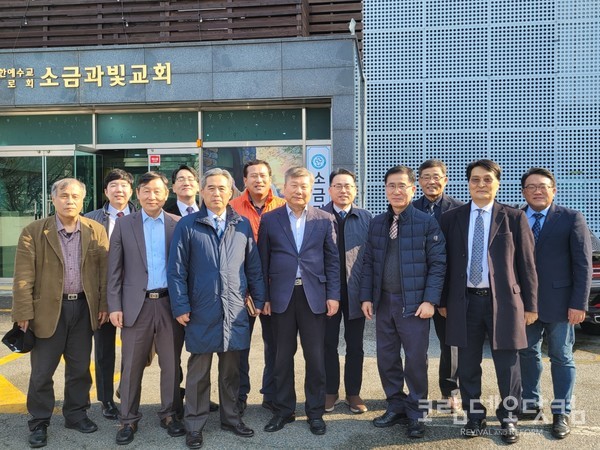 11월23일(목), 대사회관계위원들이 김해에 소재한 소금과빛교회(박석환 목사 시무)에 모였다.