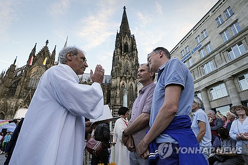 지난해 9월 독일 쾰른 대성당 앞에서 성직자로부터 축복받는 동성 커플[AP 연합뉴스 자료사진. 재판매 및 DB 금지]