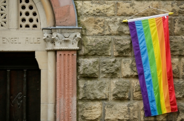 2021년5월 성소수자를 상징하는 무지개 깃발이 걸린 독일의 한 가톨릭 교회 벽면[로이터=연합뉴스. 자료사진]