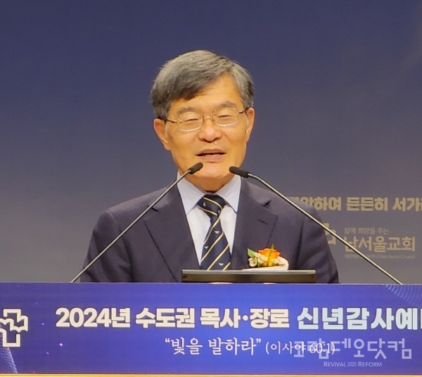 설교하는 총회장 김홍석 목사