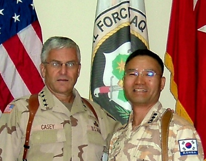 이라크 다국적군사령관(MNF-I)과 함께 한 저자(오른쪽) 