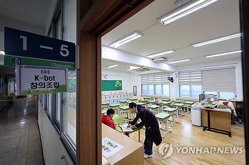 서울의 한 초등학교에서 열린 신입생 예비소집에서 예비 초등학생이 교실을 구경하고 있다.