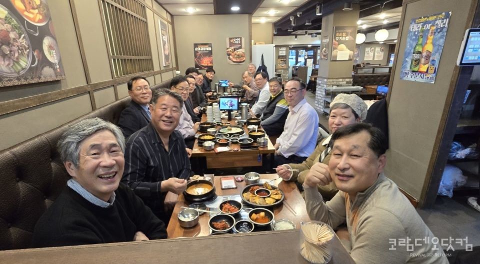 미포 대표 권오헌 목사의 섬김으로 점심식사 하는 참가자들 