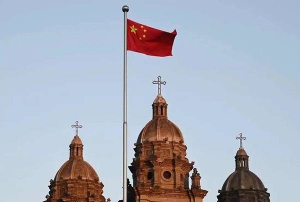 베이징 왕푸징의 가톨릭 성당 앞에 펄럭이는 중국 국기[UCA뉴스 홈페이지 캡처]