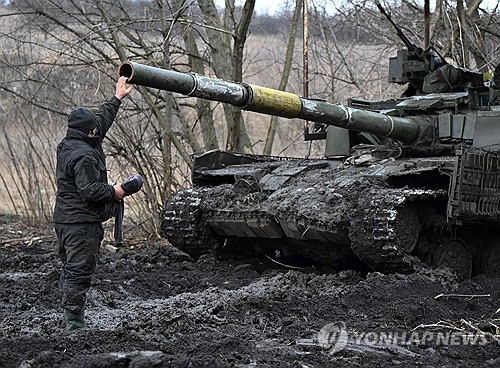 바흐무트 인근에서 탱크의 상태를 살피는 우크라이나군 병사[AFP 연합뉴스자료사진. 재판매 및 DB 금지]