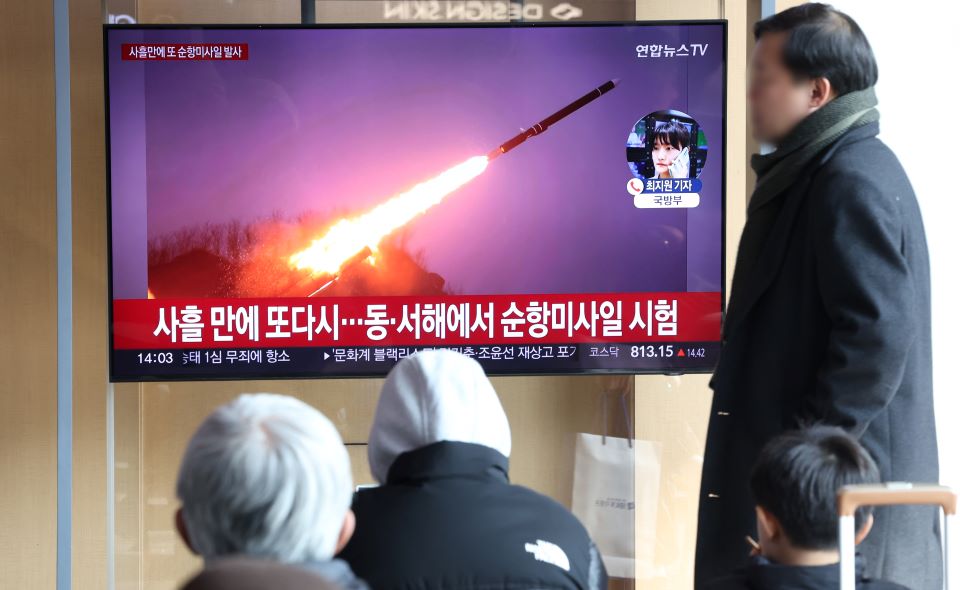 북한의 미사일 발사 뉴스 보는 시민들