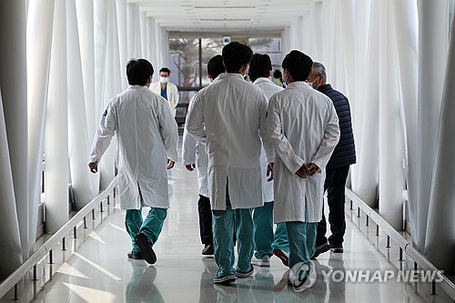 서울의 한 대학병원에서 이동하는 의료진※이 사진은 기사의 특정 내용과는 관계없음.