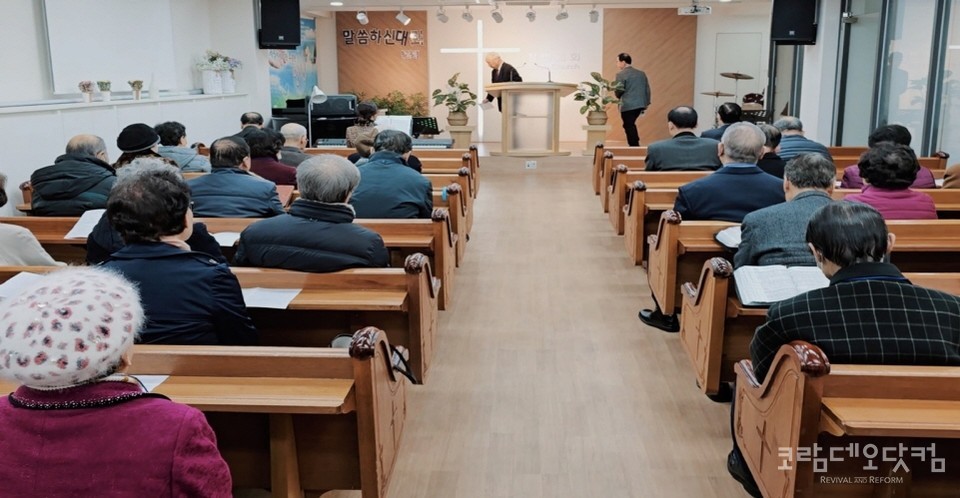 강변교회당에서 수도서부목사원로회 기도회가 열리고 있다.