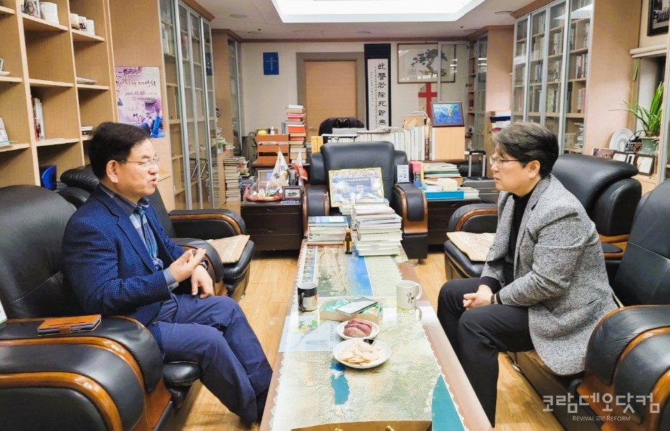 2월 20일 고현교회 목양실에서 본사 편집인 김대진 목사가 박정곤 목사가 만났다.