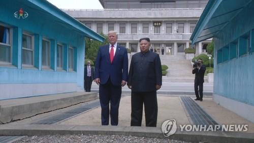 2019년 6월 30일 판문점에서 만난 김정은 북한 국무위원장과 도널드 트럼프 당시 미국 대통령.