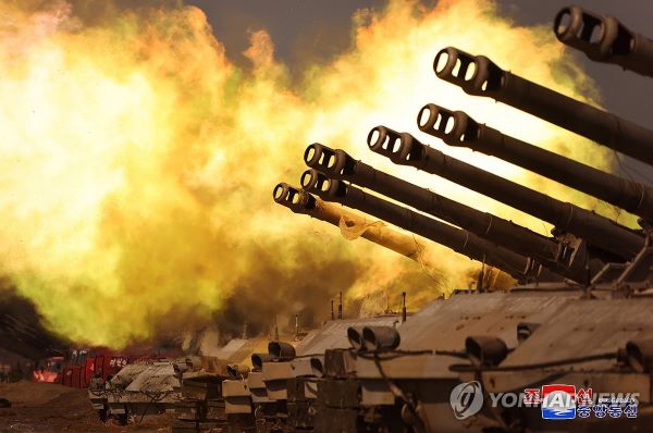 북한군 포사격 훈련[조선중앙통신 연합뉴스 자료 사진.