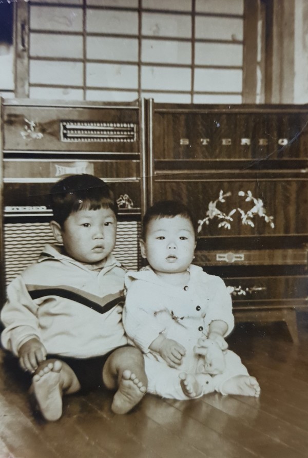 김성은 목사 어린 시절(왼쪽이 김 목사, 오른쪽은 바로 아래 동생)[본인 제공]